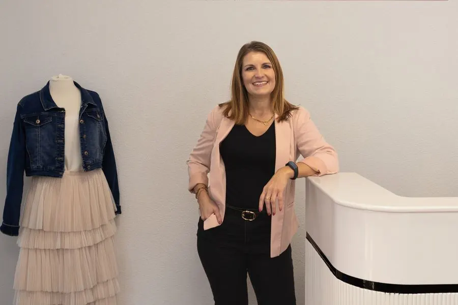 Tüllrock mit Jeansjacke neben Barbara an der emella-Wand