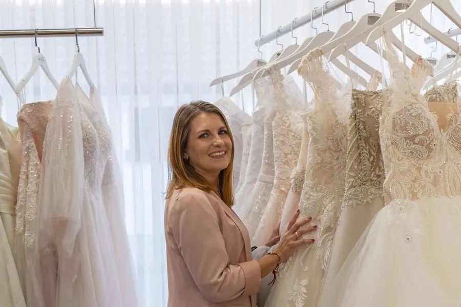 Barbara Zeidler zwischen Brautkleidern am Fenster