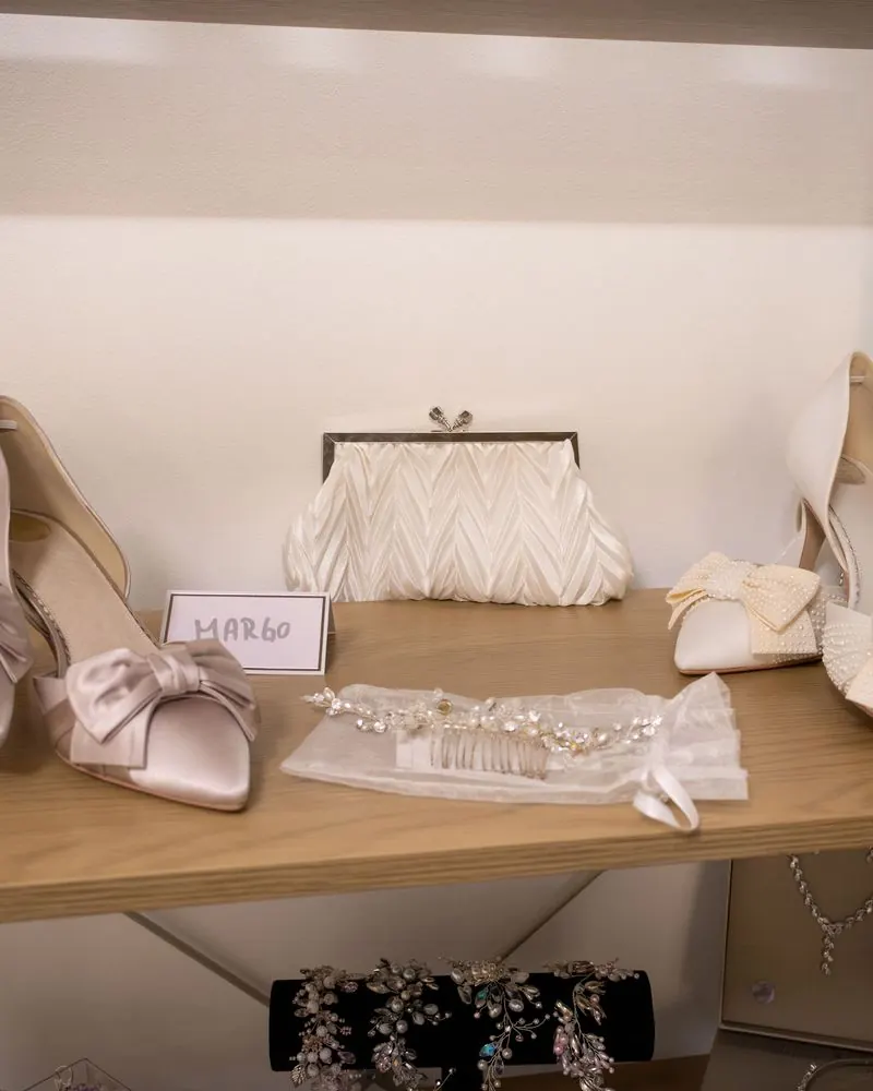 Brautschuhe mit Schleifen, Clutch und Haarkamm
