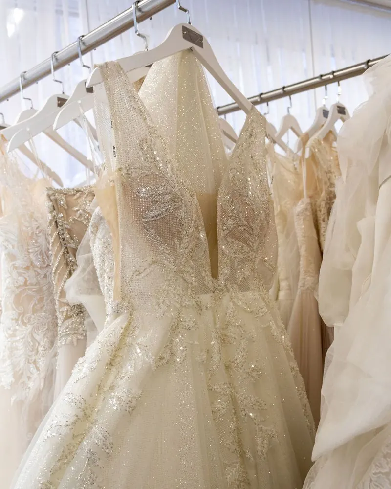 Brautkleid mit Glitzertüll und Perlenstickerei an der Kleiderstange
