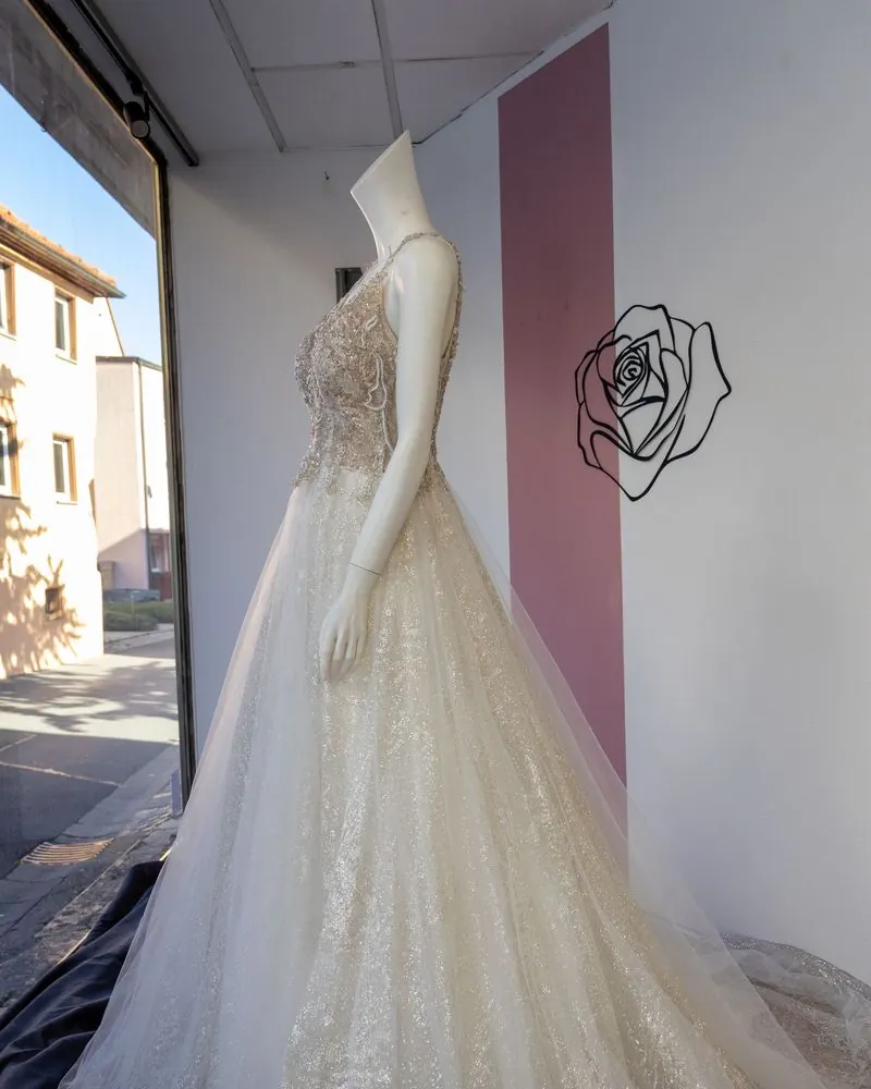 Brautkleid mit Glitzertüll im Schaufenster