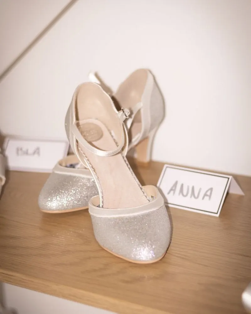 Glitzernde Brautschuhe mit Riemchen im Regal