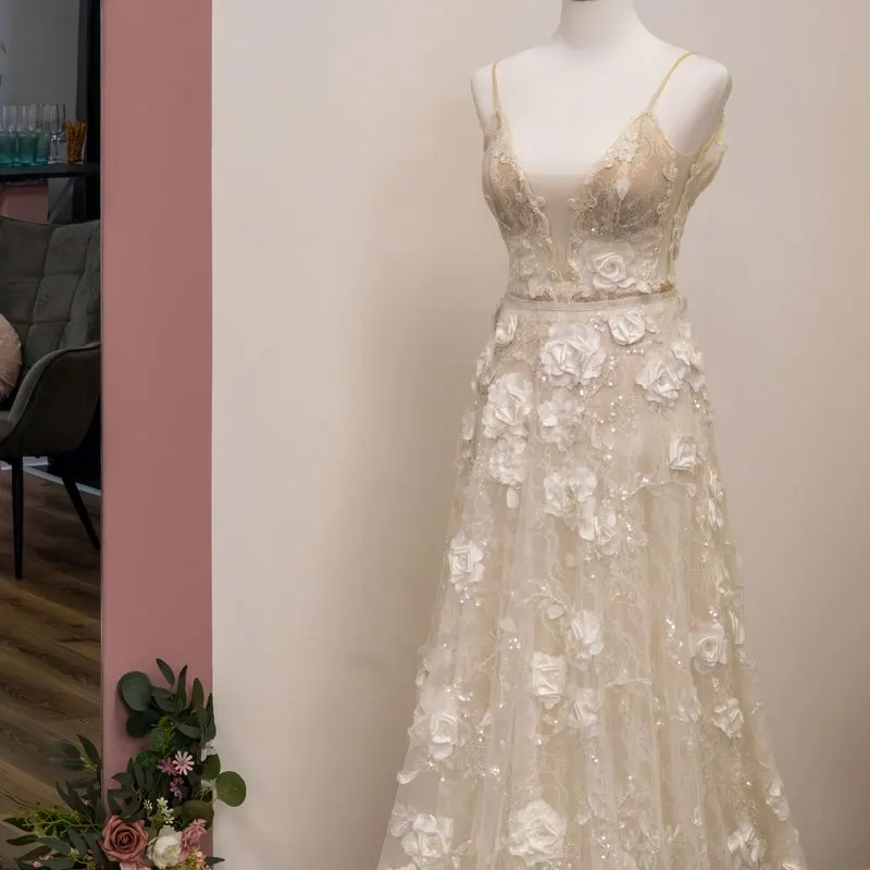 Brautkleid mit 3D-Blüten auf einer Schneiderbüste