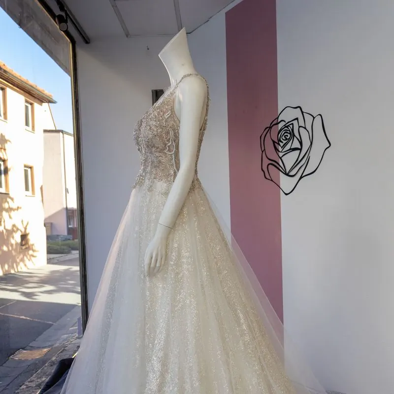 Brautkleid mit Glitzertüll im Schaufenster von emella