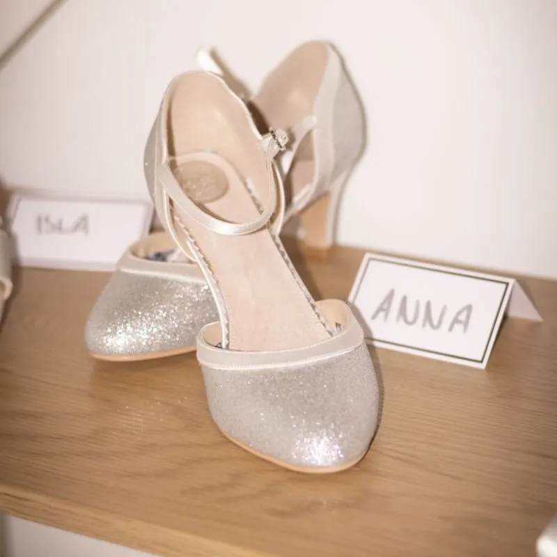 Glitzernde Brautschuhe mit Riemchen