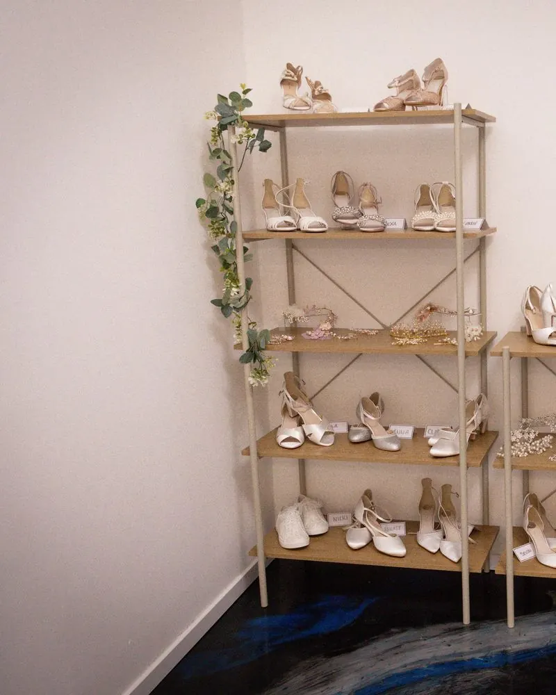 Regal mit Brautschuhen und Haarschmuck